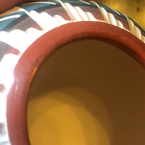 Pretty Native American Pottery Piece Signed - Picture 3 of 8